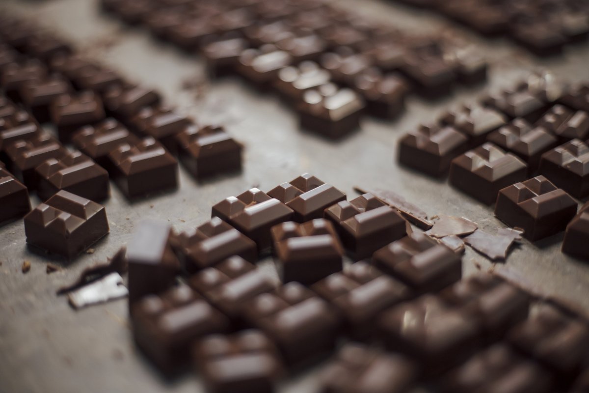 <p>Fabricantes de chocolate advierten ajustes de hasta 50% en precios debido al aumento del cacao</p>