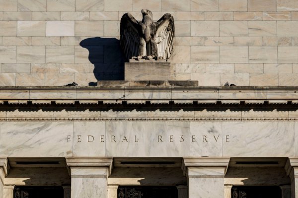 <p>El impacto de las políticas de Trump elevó la preocupación de la Fed por la inflación en EEUU, revelan minutas de la última reunión</p>