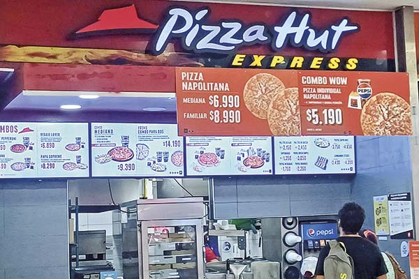 <p>Salen a remate alimentos y máquinas de Pizza Hut y Telepizza: hornos, freidoras y 30 toneladas de harina</p>