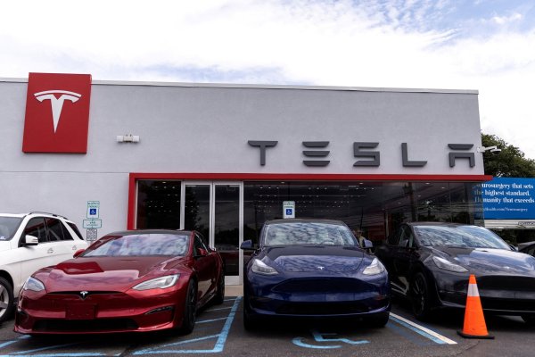 <p>Tesla retira 376.000 vehículos en EEUU por falla en dirección asistida y sus acciones caen</p>