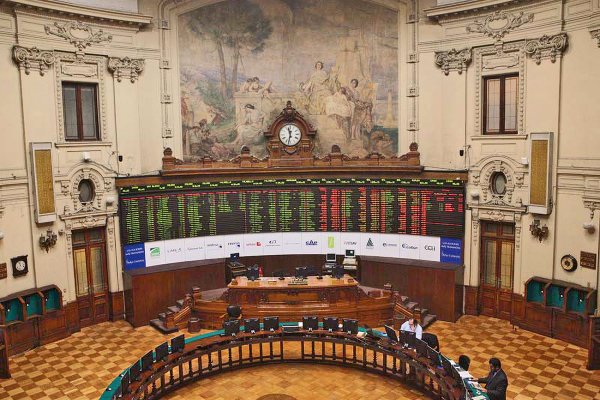 <p>Bolsa chilena vuelve a subir y se acerca a su último máximo histórico pese a caídas de Wall Street</p>