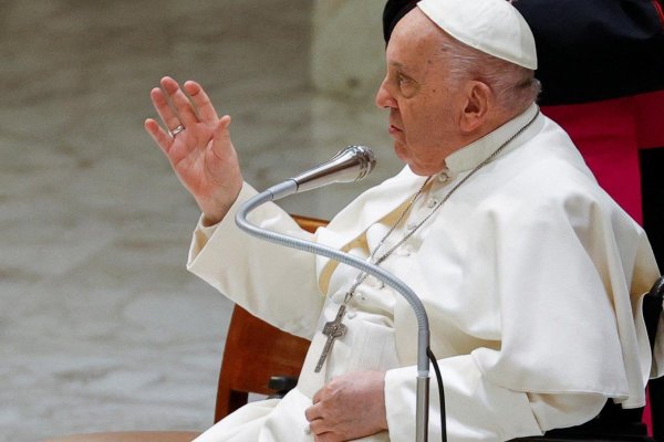 <p>El Vaticano afirma que el Papa, en estado crítico, pasó una noche tranquila</p>