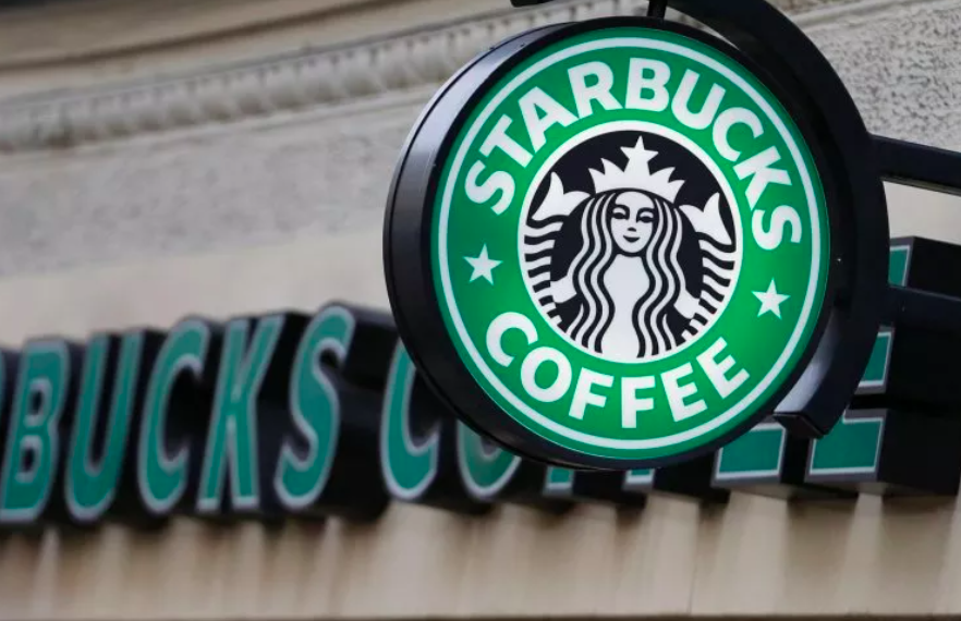 <p>Starbucks elimina 1.100 puestos de trabajos para acelerar su recuperación luego de registrar caídas consecutivas en ventas</p>