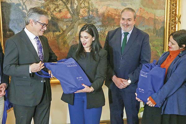 <p>Acompañado de la directora de Presupuestos, Javiera Martínez, el ministro Marcel  entregó el proyecto de Presupuestos 2025 en el Congreso. Foto: Aton</p>