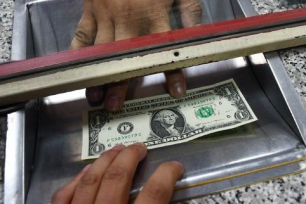 <p>Dólar abre a la baja pese a nuevo retroceso del cobre y a la espera de cifras inflacionarias locales</p>