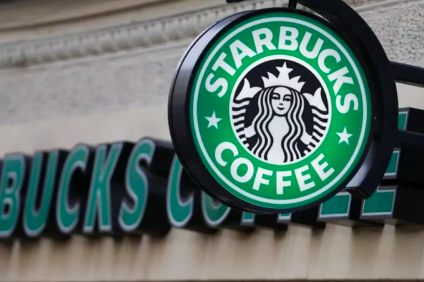 <p>Starbucks elimina 1.100 puestos de trabajos para acelerar su recuperación luego de registrar caídas consecutivas en ventas</p>