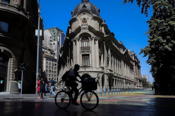 <p>El IPSA abre con leve alza pero el masivo corte de energía alcanza a las acciones de Enel</p>