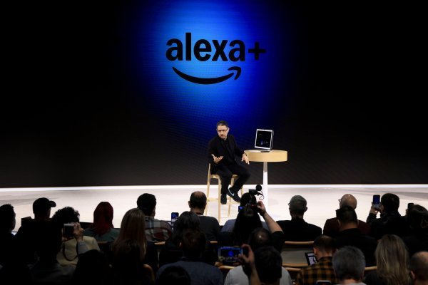 <p>Panos Panay, senior vicepresidente de dispositivos y servicios de Amazon.com. (Foto: Bloomberg)</p>