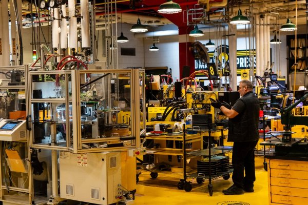 <p>Actividad manufacturera de EEUU prácticamente se estancó en febrero a medida que suben precios de insumos</p>