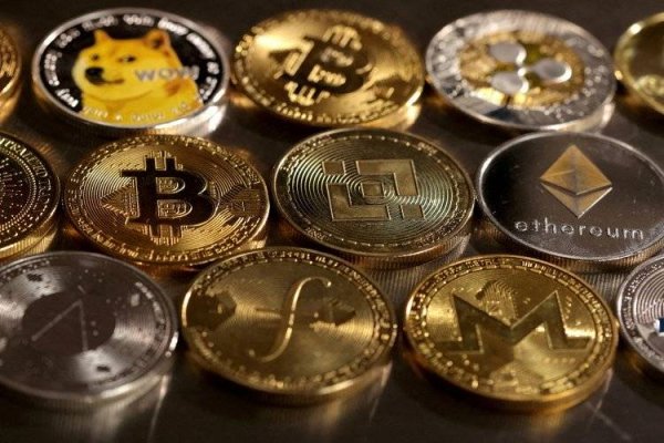 <p>En volátil sesión, criptomonedas cierran con caídas pese al empuje de Trump</p>