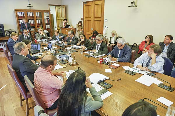 <p>El ministro Marcel y la directora de Presupuestos, Javiera Martínez, expusieron en la Cámara.</p>