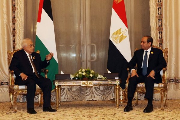 <p>El Presidente palestino, Mahmoud Abbas, junto a su par egipcio Abdel Fattah al-Sisi, en la cumbre árabe de emergencia organizada por Egipto esta semana en El Cairo.</p>