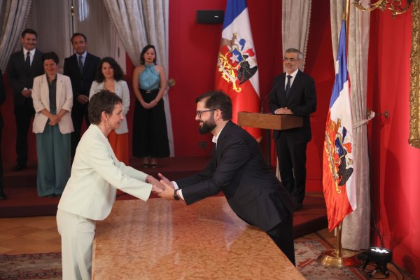 <p>Tras despedirse del Presidente, Tohá visiblemente emocionada se acercó a todos los ministros. Fotos: Aton</p>