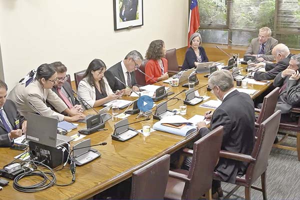 <p>Este miércoles el ministro de Hacienda, Mario Marcel, junto a la titular de la Dipres, Javiera Martínez, en el Senado.</p>