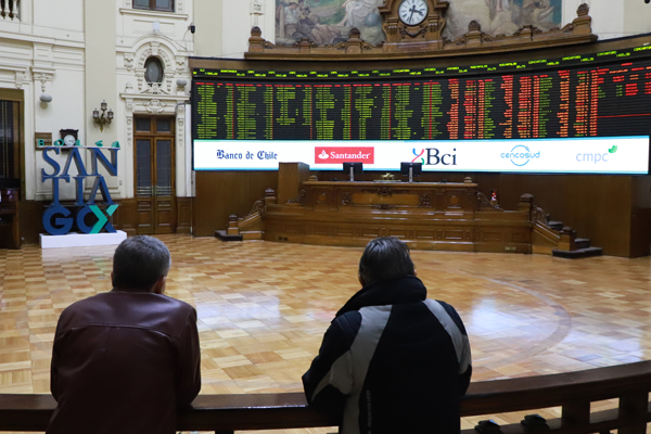 <p>Bolsa chilena vuelve a subir mientras Wall Street parte su jornada en rojo por la incertidumbre arancelaria</p>