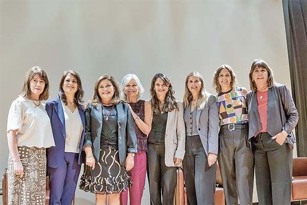 <p>Las representantes del directorio de Comunidad Mujer junto a las premiadas.</p>