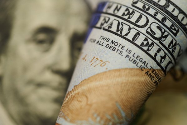 <p>Dólar pierde los $ 930 antes del mediodía ya que la divisa sigue en caída libre a nivel mundial</p>