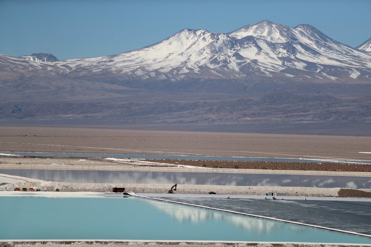 <p>Vista de las piscinas de salmuera de una mina de litio en el Salar de Atacama. Foto: Reuters</p>