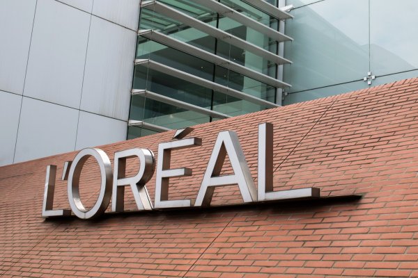 L’Oreal retira del mercado en EEUU un popular tratamiento contra el acné por posible contaminación con sustancia cancerígena