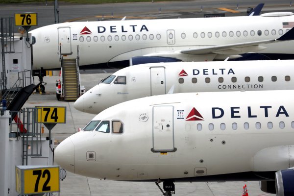 Delta reduce a la mitad su previsión de ganancias por el debilitamiento de la demanda de viajes entre preocupaciones económicas