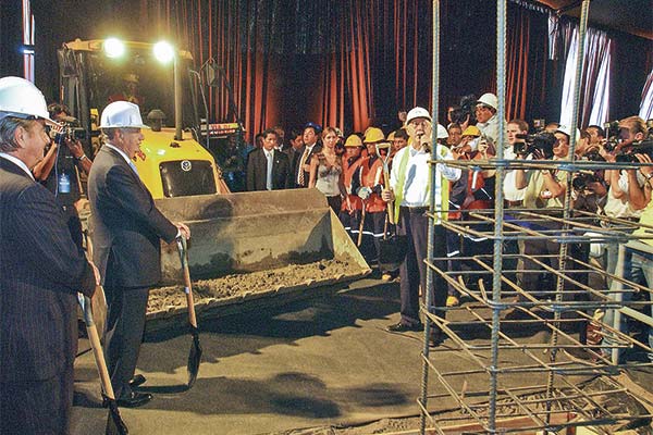 <p>Paulmann liderando la ceremonia de puesta de la primera piedra del Costanera Center.</p>