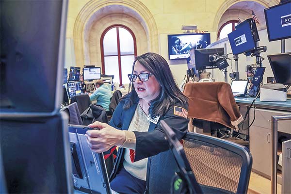 <p>Wall Street cierra nuevamente en rojo en volátil sesión marcada por vaivenes arancelarios de Trump</p>