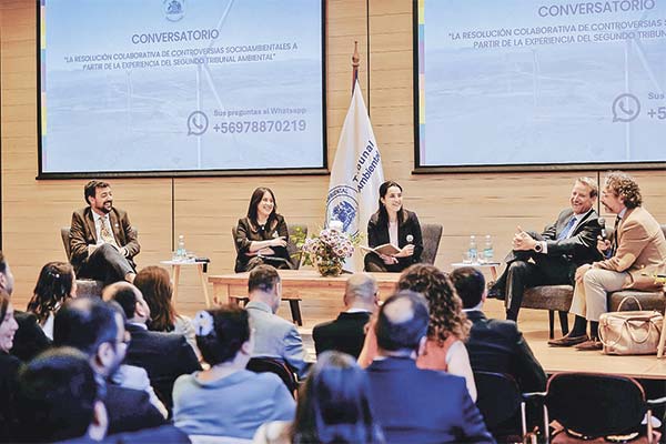 <p>El conversatorio “La resolución colaborativa de controversias socioambientales a partir de la experiencia del Segundo Tribunal Ambiental” congregó a expertos en la materia. </p>