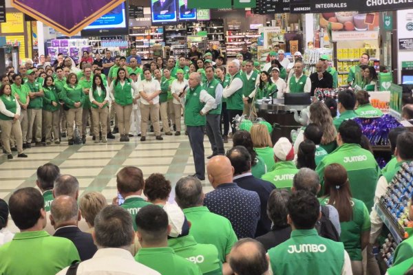 <p>Manfred Paulmann lidera homenaje de trabajadores de los Jumbo tras muerte de su fundador: se replicó en más de mil instalaciones</p>