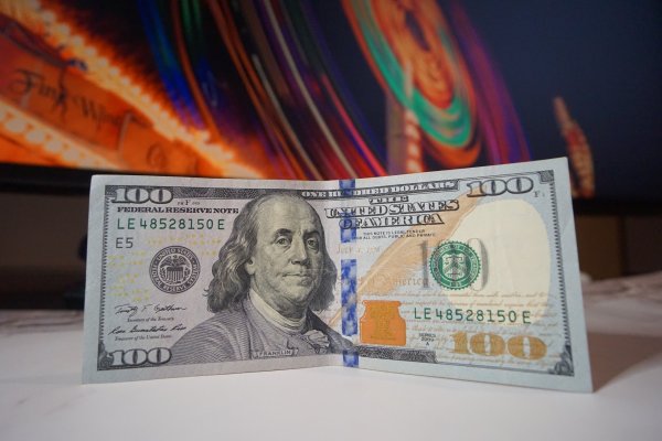 <p>Dólar transa a la baja cerca de $ 930 a medida que el cobre toca máximos por posibles aranceles de Trump</p>