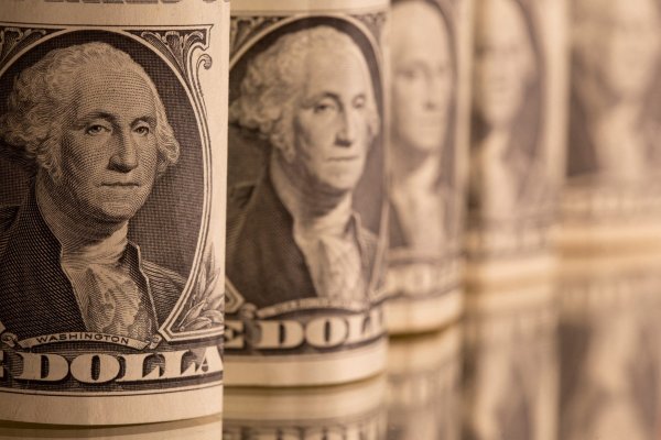 <p>Dólar recupera la marca de $940 en la apertura en medio de un respiro en el cobre tras máximo de cinco meses</p>