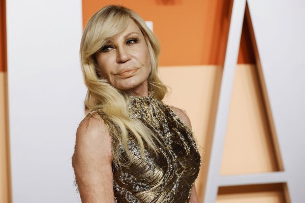 Donatella dimite como directora creativa de Versace mientras se habla de una posible venta a Prada