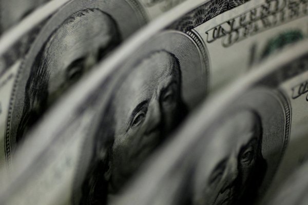 <p>Dólar cae a niveles de $ 930 antes del mediodía en línea con el comportamiento de la divisa en la región</p>