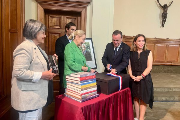 <p>Fundación Presidente Sebastián Piñera y Pontificia Universidad Católica de Chile firman convenio para preservar el archivo del exmandatario</p>