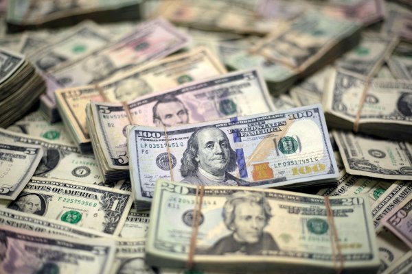 Dólar cierra en niveles de $ 930 a su menor precio en cinco meses tras repunte mundial del apetito por riesgo