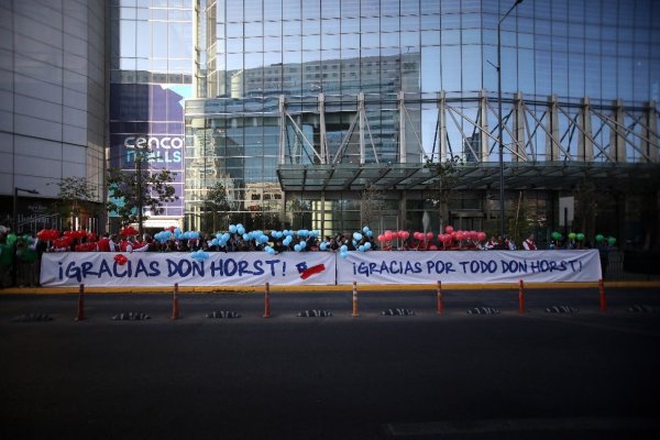 Con homenaje de trabajadores comienza la despedida a Horst Paulmann