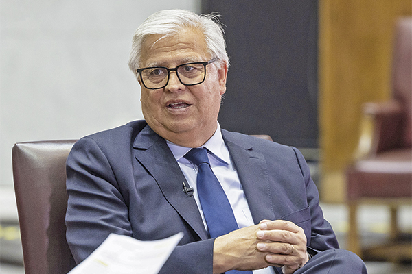 <p>Senador Gastón Saavedra (PS): “Si no se establece un umbral se dejan las cosas donde mismo y no tiene mucho sentido legislar una reforma política”</p>