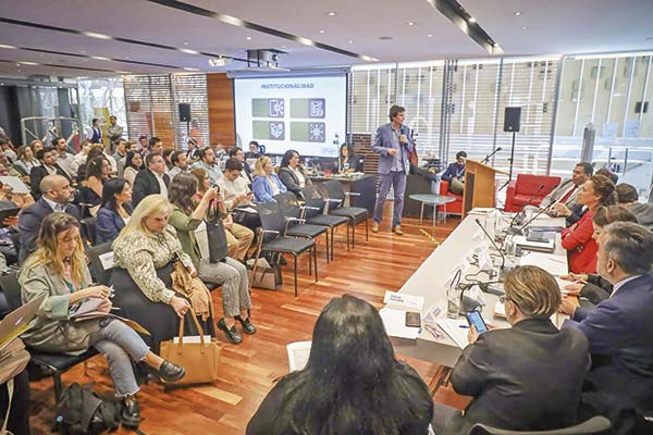 Bancada de diputados pro startups culmina primera fase con informe y seminario con propuestas de emprendedores