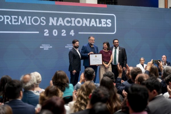 Ricardo Baeza-Yates recibiendo el premio nacional. Foto: Presidencia