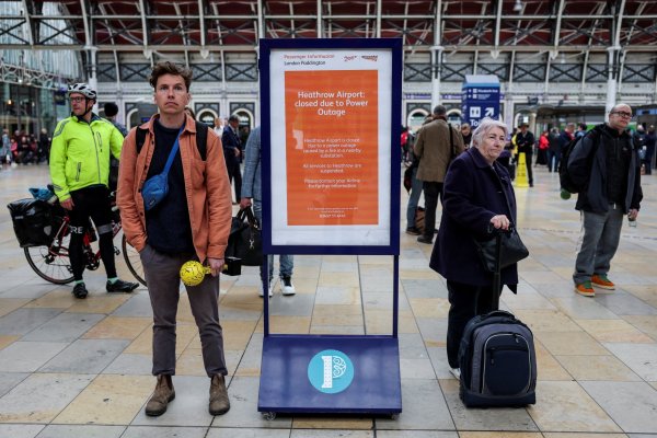 El cierre del aeropuerto de Heathrow de Londres por incendio en subestación eléctrica provoca el caos a miles de viajeros