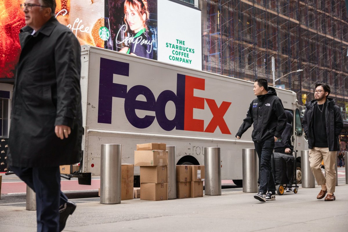 <p>FedEx se hunde en bolsa tras recortar expectativas de resultados por inflación e incertidumbre en comercio global</p>