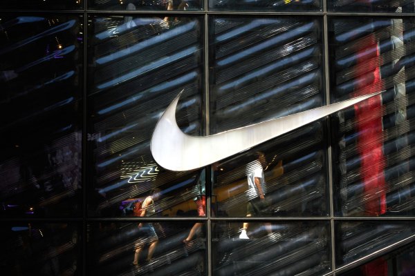 Valor de Nike en bolsa se hunde bajo US$ 100 mil millones tras débiles proyecciones e impacto de aranceles