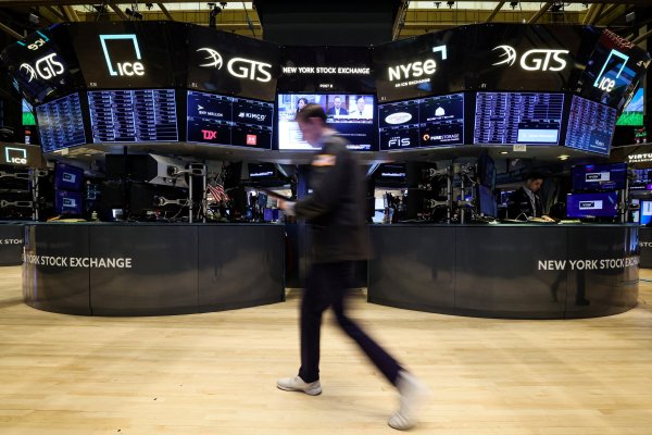 Wall Street da giro de último minuto y cierra con leve alza cortando una racha de cuatro caídas semanales