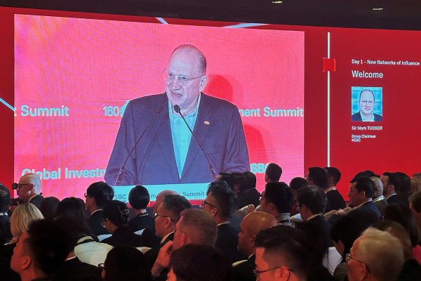 <p>El presidente de HSBC, Mark Tucker, durante un discurso pronunciado hoy en la Cumbre Global de Inversión del banco en Hong Kong. (Foto: Reuters)</p>