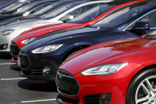 La politiquería de Musk y cambios en oferta le pasan la cuenta a Tesla; ventas caen 40% en febrero en Europa