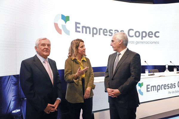 <p>De izq. a der.: Roberto Angelini, presidente del directorio, Dolores Ugarte, secretaria del mismo, y Eduardo Navarro, CEO de Empresas Copec. Foto: Julio Castro</p>