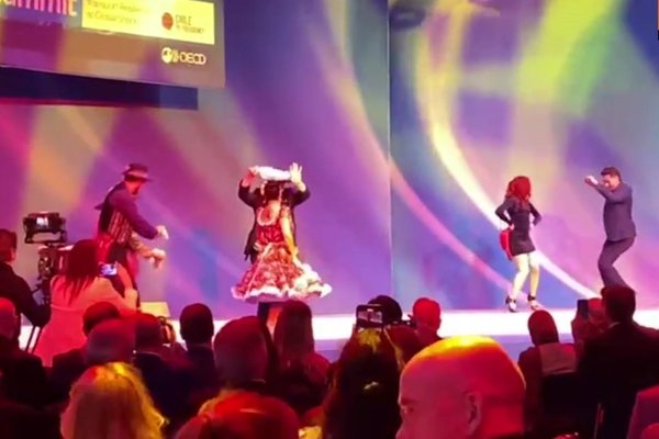 Ahora en DF | Ministro de Transportes inaugura cumbre mundial del rubro en Alemania con un pie de cueca