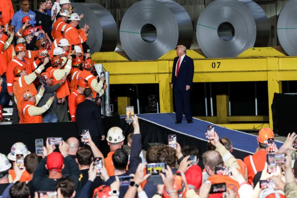Trump en las instalaciones de Irvin Works de US Steel Corporation en West Mifflin, Pensilvania, Estados Unidos, el viernes 30 de mayo