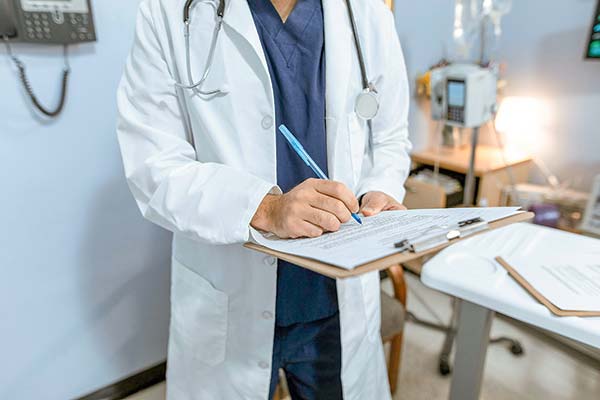 ¿Las empresas privadas pueden despedir a trabajadores que viajan con licencia médica? La Corte Suprema tendrá la última palabra
