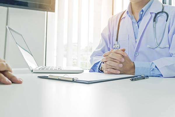 ¿Las empresas privadas pueden despedir a trabajadores que viajan con licencia médica? La Corte Suprema tendrá la última palabra
