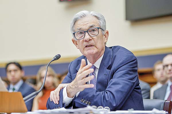 Powell insiste en que las bajas en las tasas de interés pueden esperar mientras la Fed estudia impacto de los aranceles